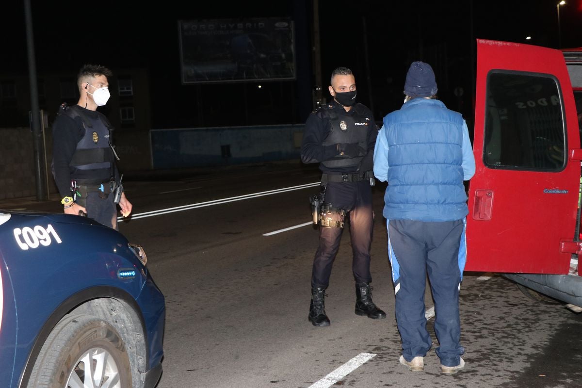 Cristian, durante una de las paradas a los vehículos. 