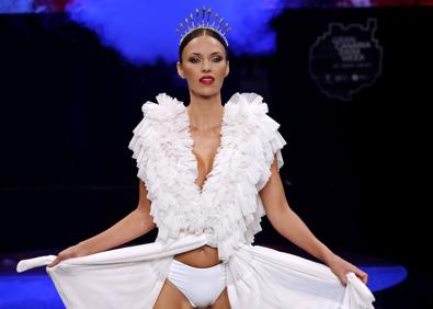 Imagen secundaria 1 - Arriba, imagen del desfile de Palmas. Abajo, a la izquierda, Helen Lindes desfila para Aurelia Gil. A la derecha, una modelo vestida de Laut Apparel. 