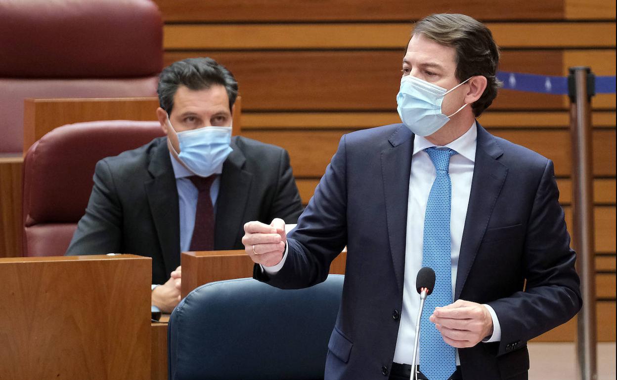 Fernández Mañueco, durante una intervención en el pleno de las Cortes.