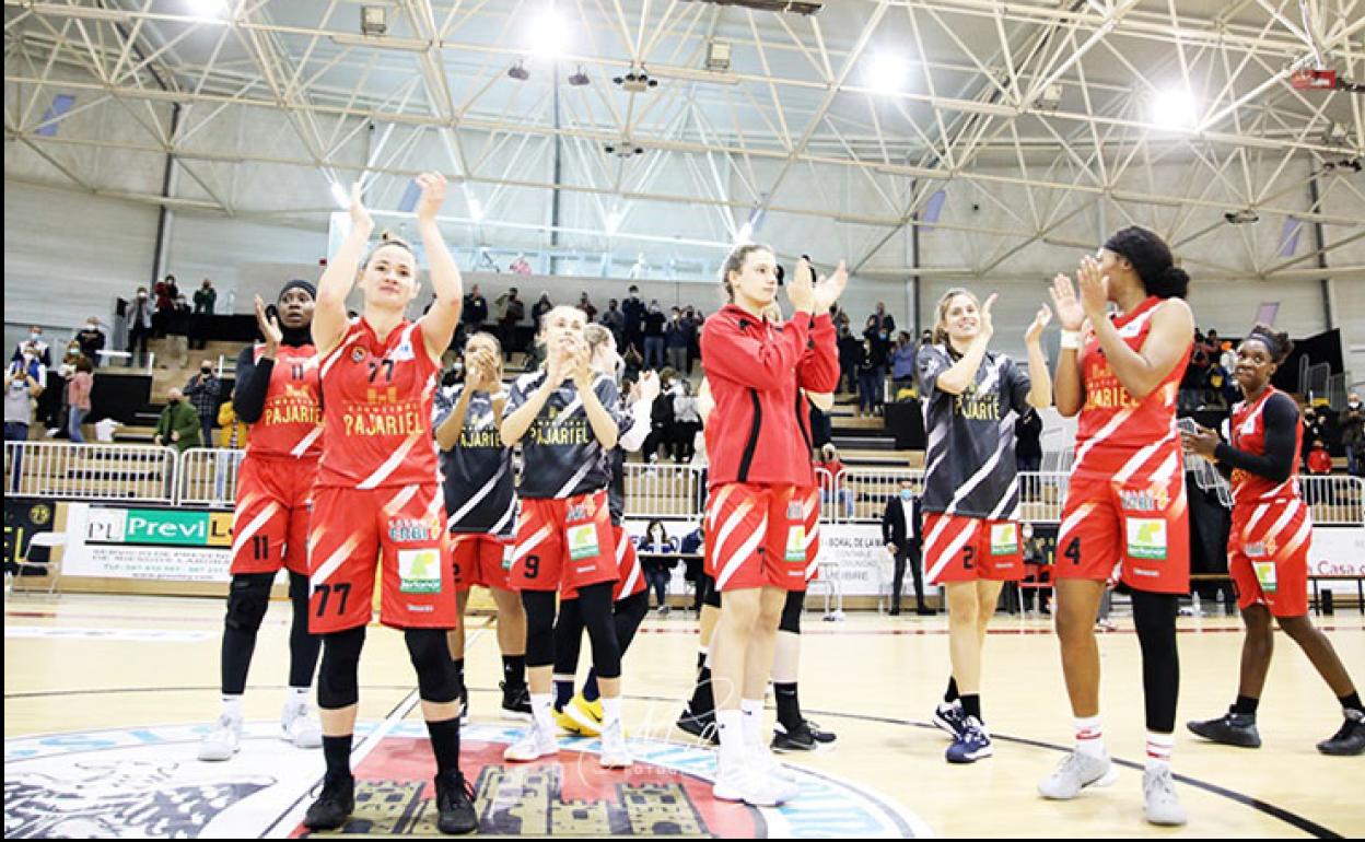 Las jugadoras del Embutidos Pajariel saludan a la afición.