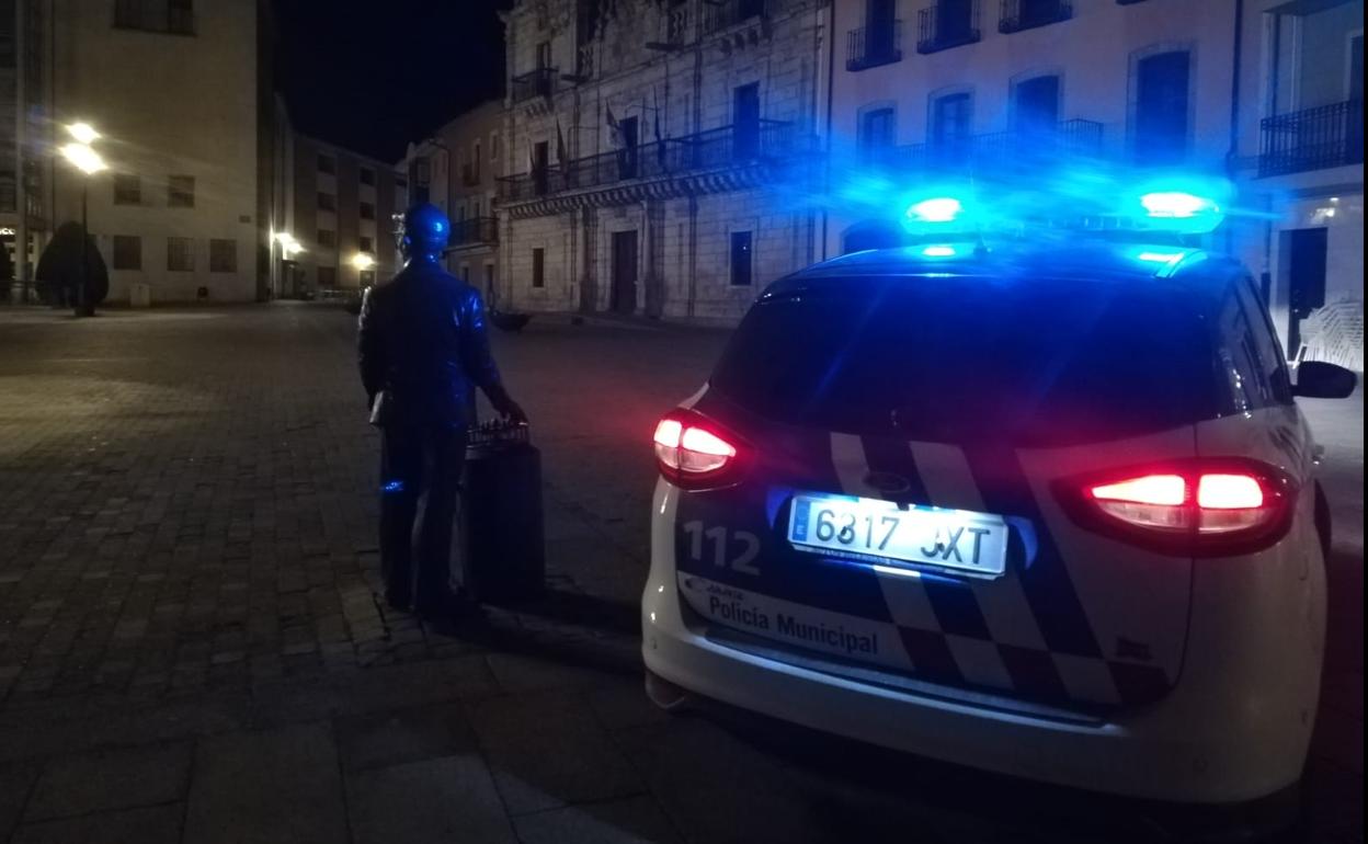 Un vehículo de la Policía Municipal de Ponferrada patrulla por el centro de la ciudad.