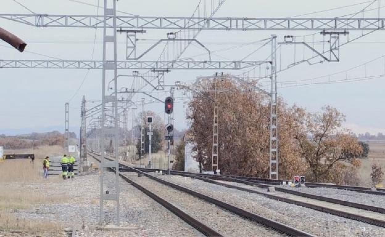 Imagen de las vías del tren a su paso por la localidad de Villadangos del Páramo