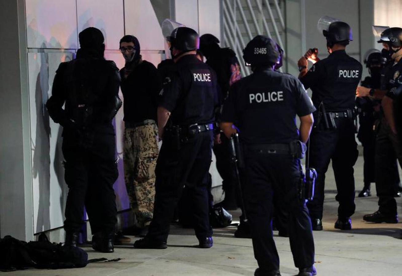 Agentes de policía detienen a personas fuera del Staples Center durante el día de las elecciones en Los Ángeles