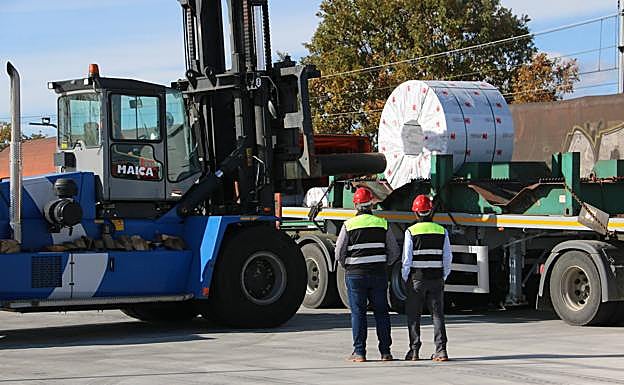 Imagen. Descarga de bobinas de acero decapado. 