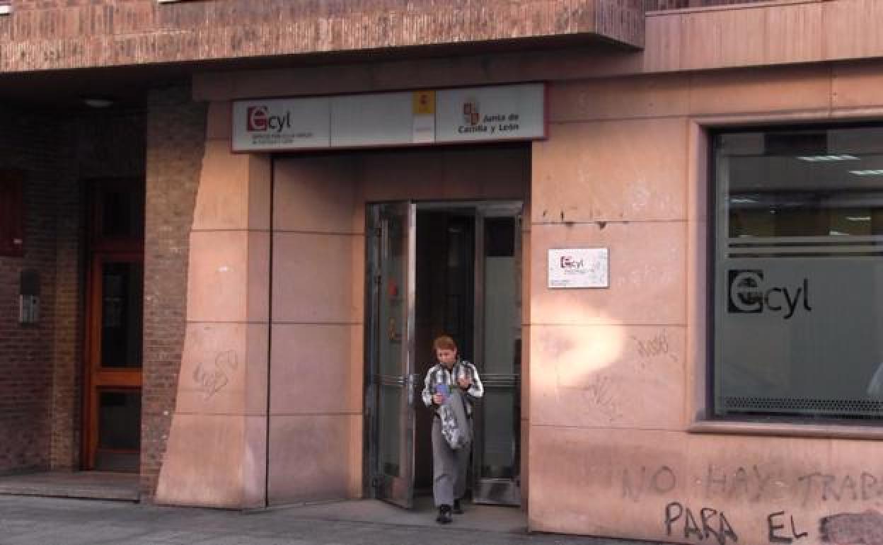 Una mujer saliendo de la Oficina del Paro.