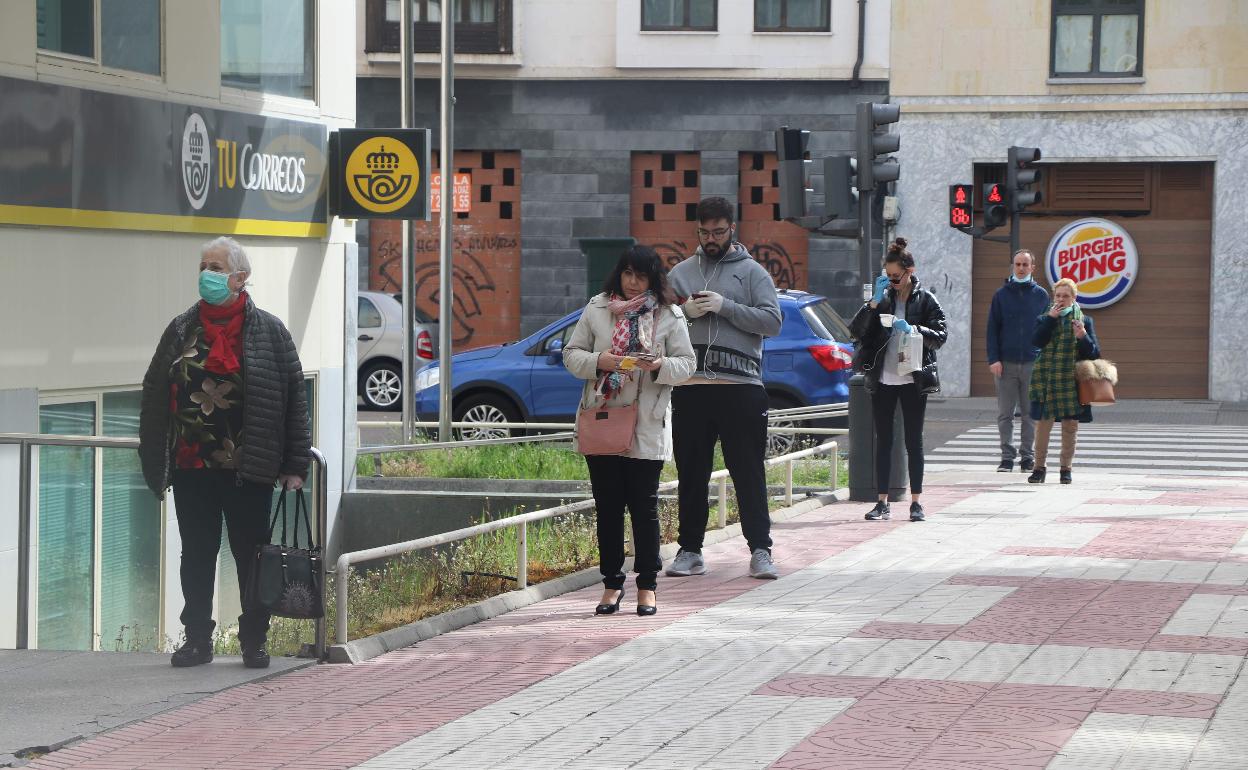 Imagen de una de las colas de Correos durante la pandemia.