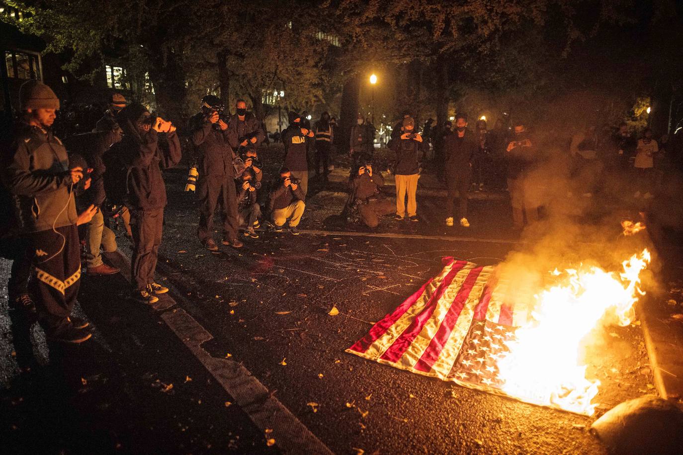 Quema de una bandera estadounidense en las calles de Portland.