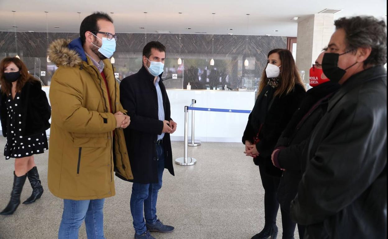 Luis Tudanca se reúne con el sector de la hostelería de Castilla y León.