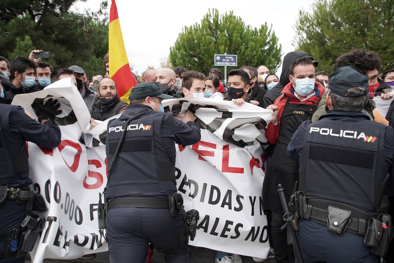 Concentración de los hosteleros frente a las medidas restrictivas por el COVID-19. Los hosteleros leoneses participan en la protesta realizada en Valladolid. 