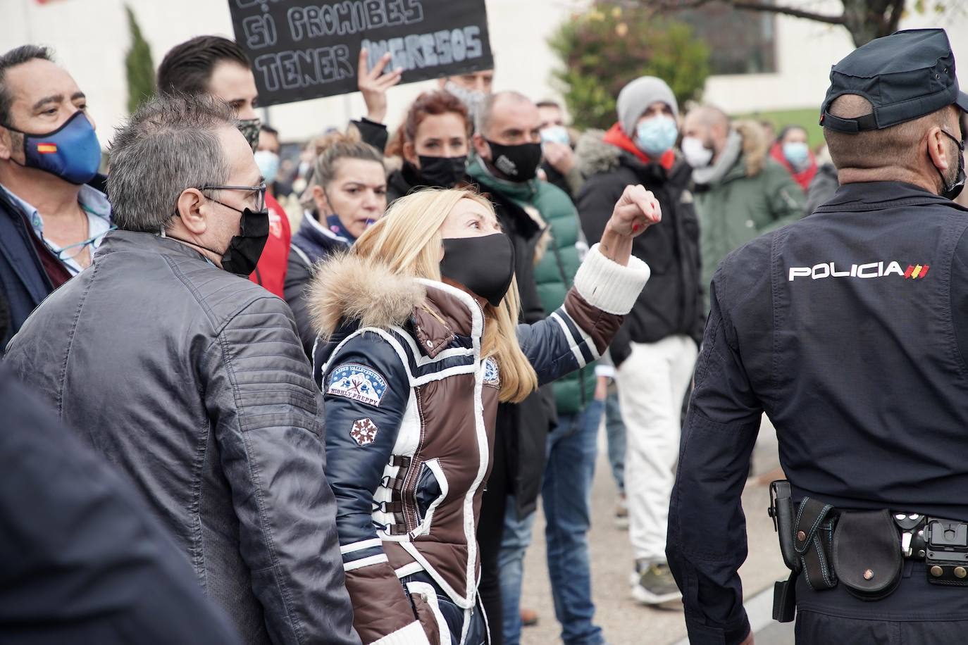 Concentración de los hosteleros frente a las medidas restrictivas por el COVID-19. Los hosteleros leoneses participan en la protesta realizada en Valladolid. 