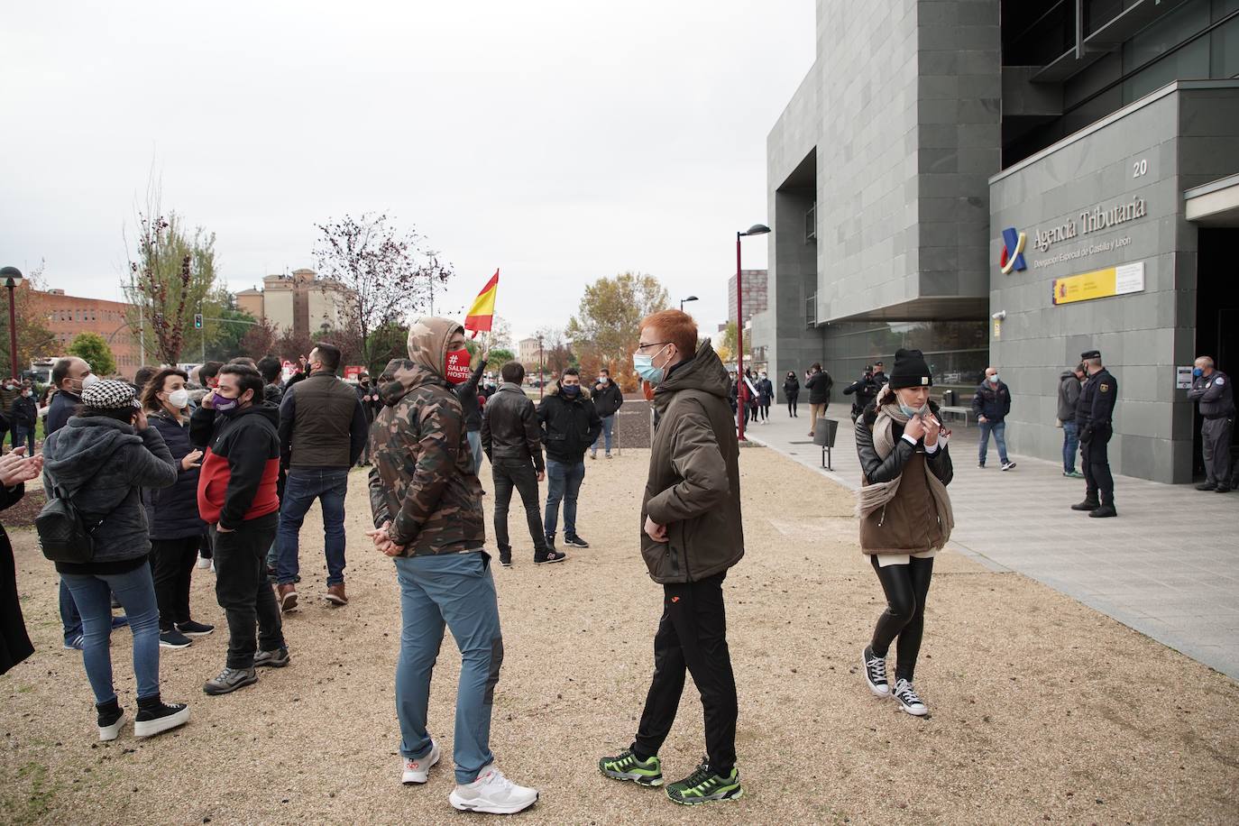 Concentración de los hosteleros frente a las medidas restrictivas por el COVID-19. Los hosteleros leoneses participan en la protesta realizada en Valladolid. 