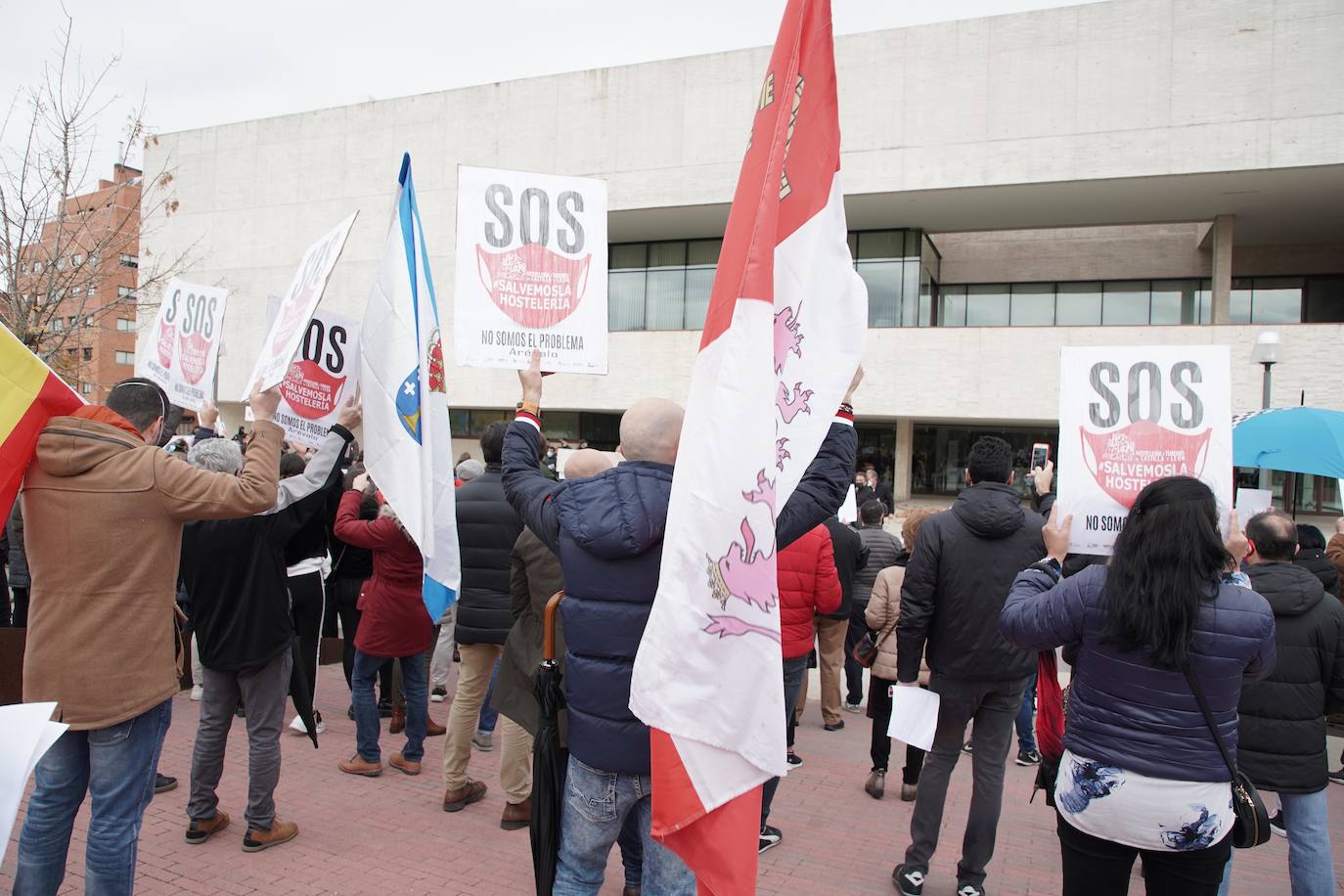 Concentración de los hosteleros frente a las medidas restrictivas por el COVID-19. Los hosteleros leoneses participan en la protesta realizada en Valladolid. 