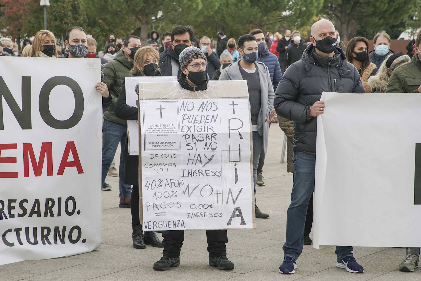 Concentración de los hosteleros frente a las medidas restrictivas por el COVID-19. Los hosteleros leoneses participan en la protesta realizada en Valladolid. 