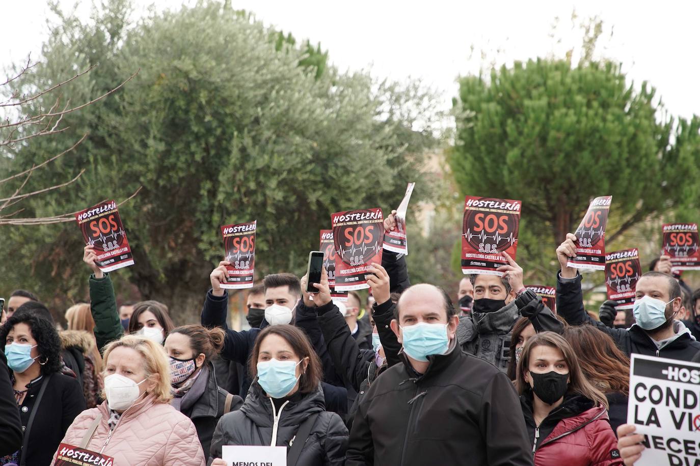 Concentración de los hosteleros frente a las medidas restrictivas por el COVID-19. Los hosteleros leoneses participan en la protesta realizada en Valladolid. 