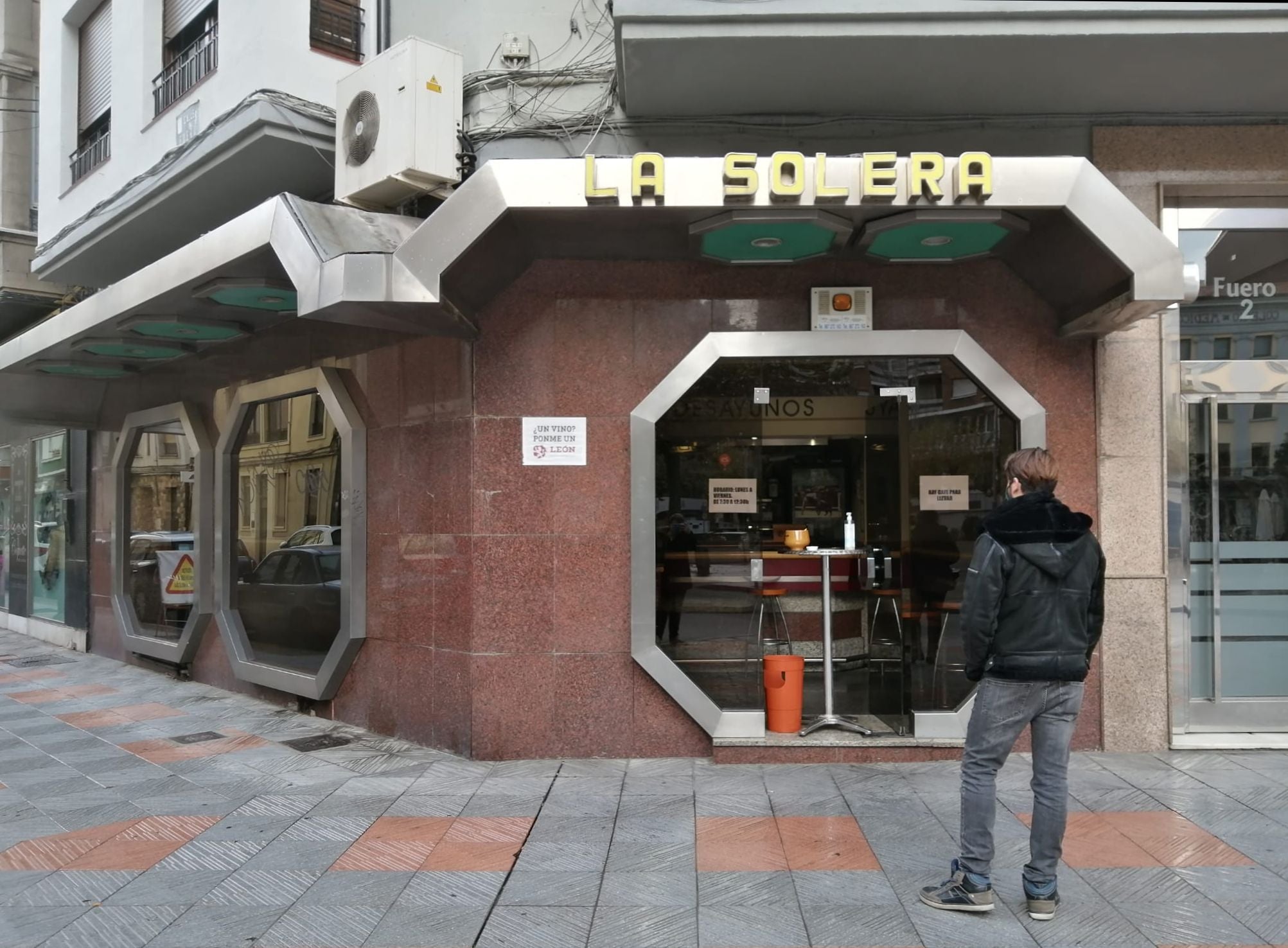 El bar 'La Solera' de la calle Fuero, en la que se atiende de puertas para afuera. 