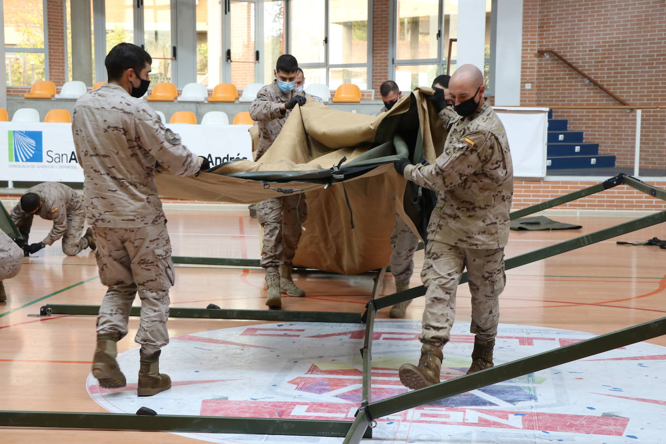Diferentes alumnos y oficiales aportan su destreza para levantar esta instalación en apenas unos minutos en el pabellón Camino de Santiago.