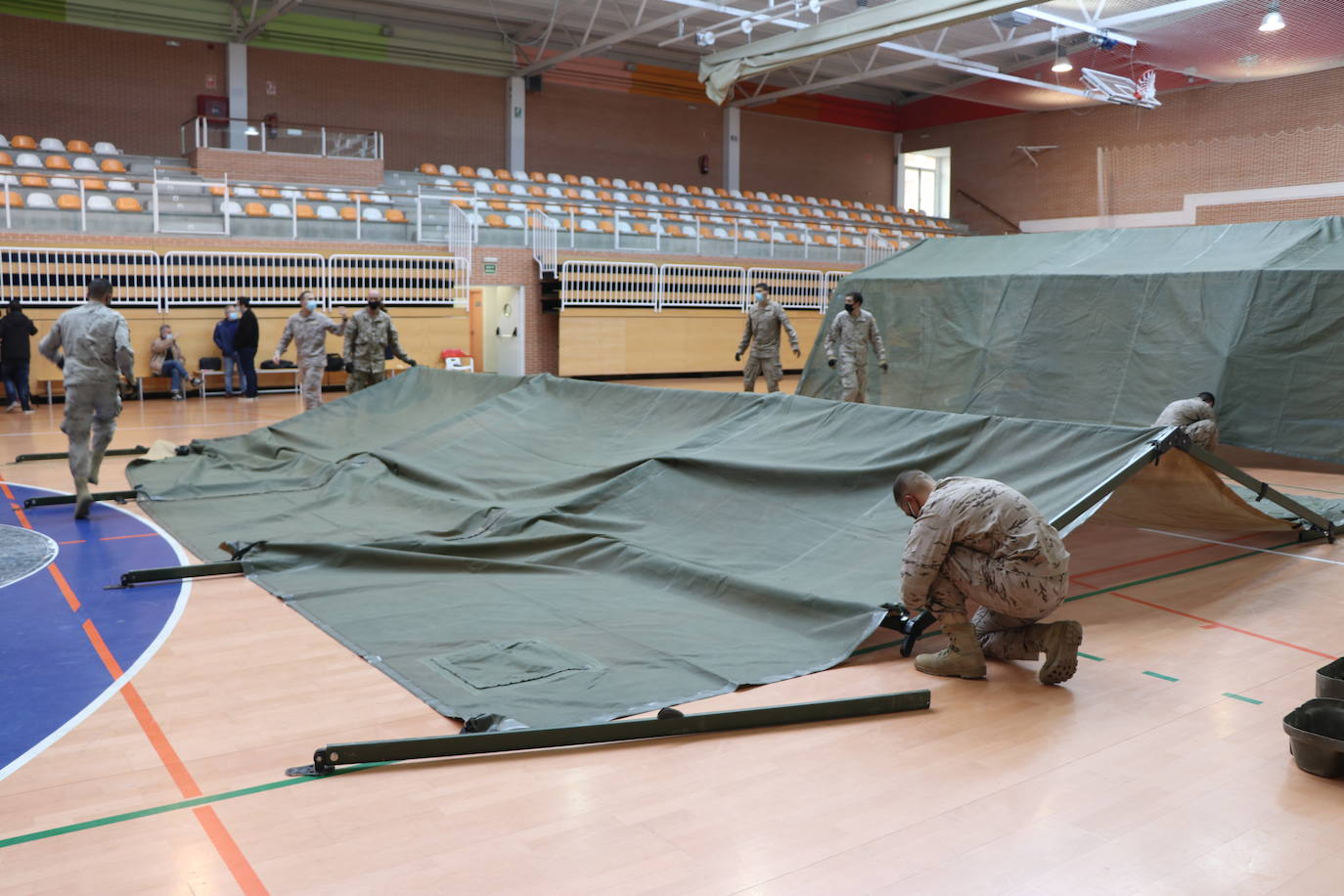Diferentes alumnos y oficiales aportan su destreza para levantar esta instalación en apenas unos minutos en el pabellón Camino de Santiago.