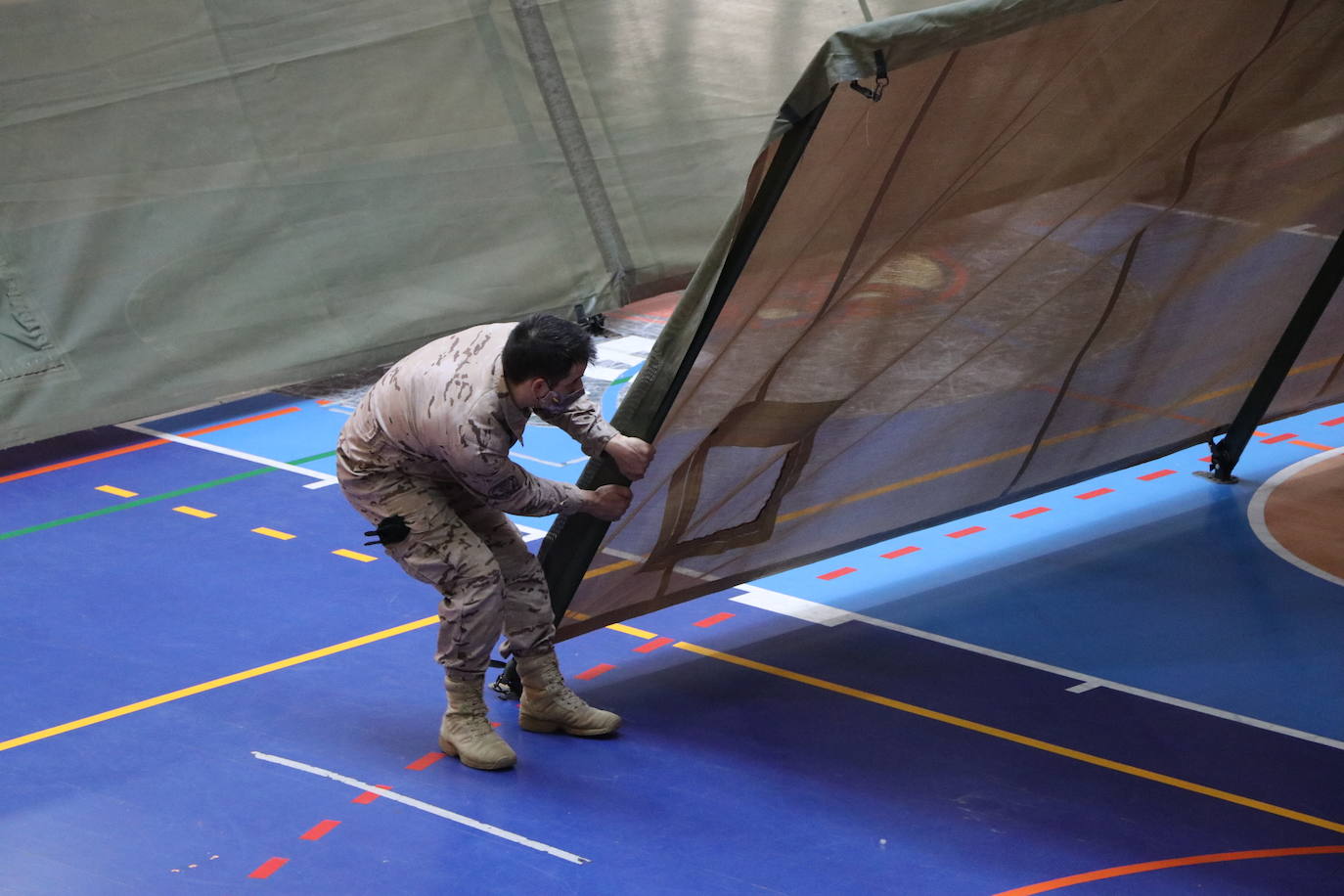 Diferentes alumnos y oficiales aportan su destreza para levantar esta instalación en apenas unos minutos en el pabellón Camino de Santiago.