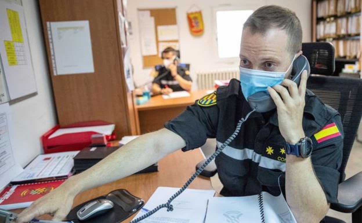 Un miembro de la UME realiza tareas de rastreo. 