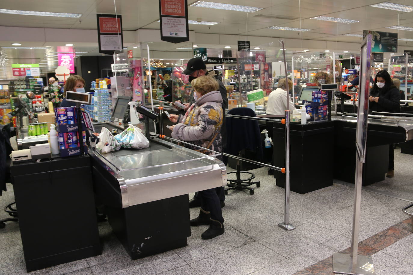 El centro comercial ha cerrado diferentes áreas en cumplimiento de la nueva norma para contener el coronavirus.