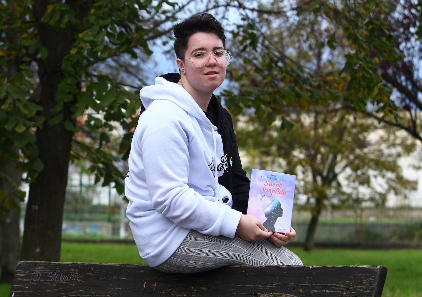 Rocío Fernández, con su libro. 