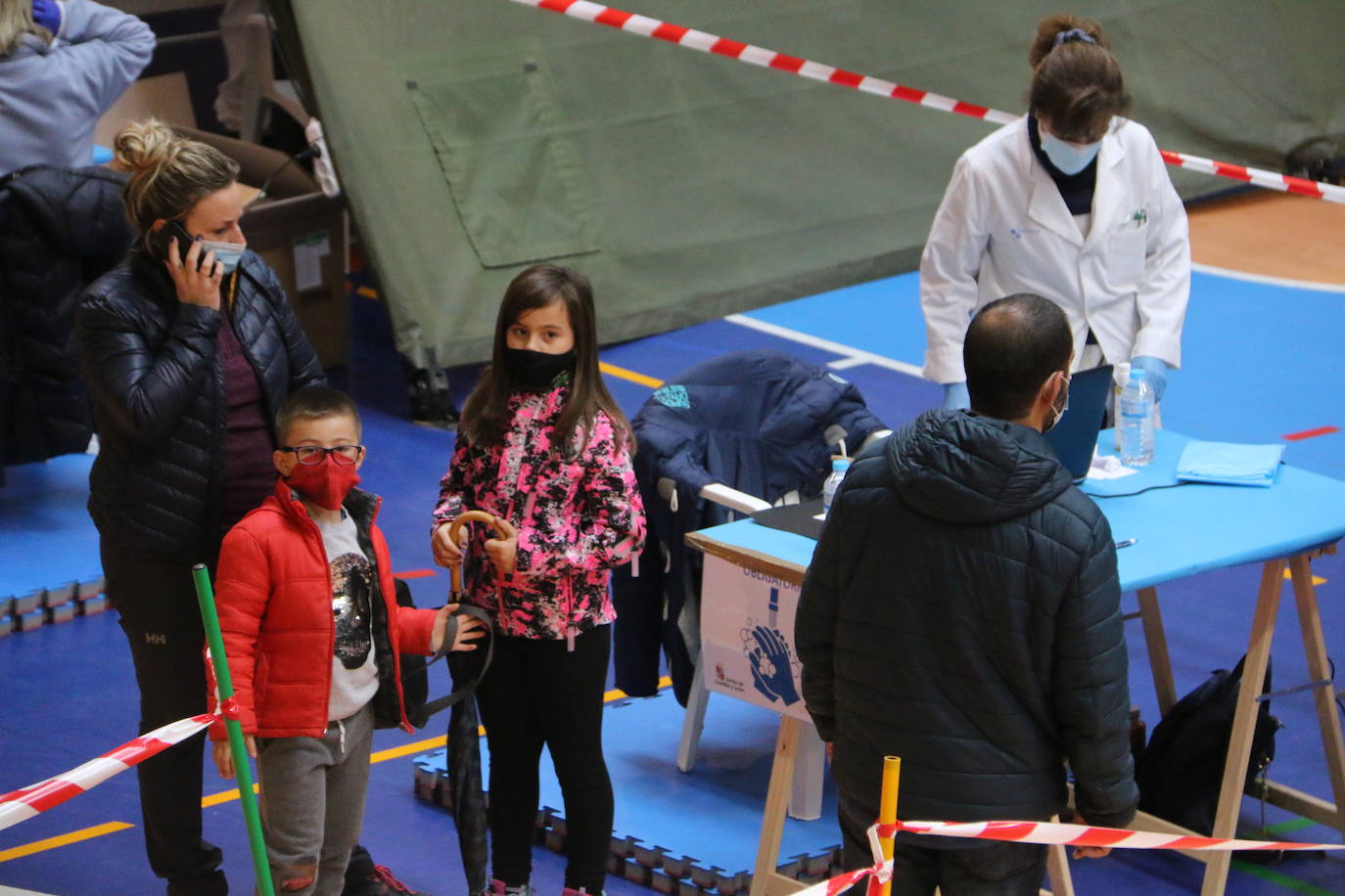Miles de vecinos se han acercado en la primera jornada del cribado masivo para hacerse su prueba de antígenos.