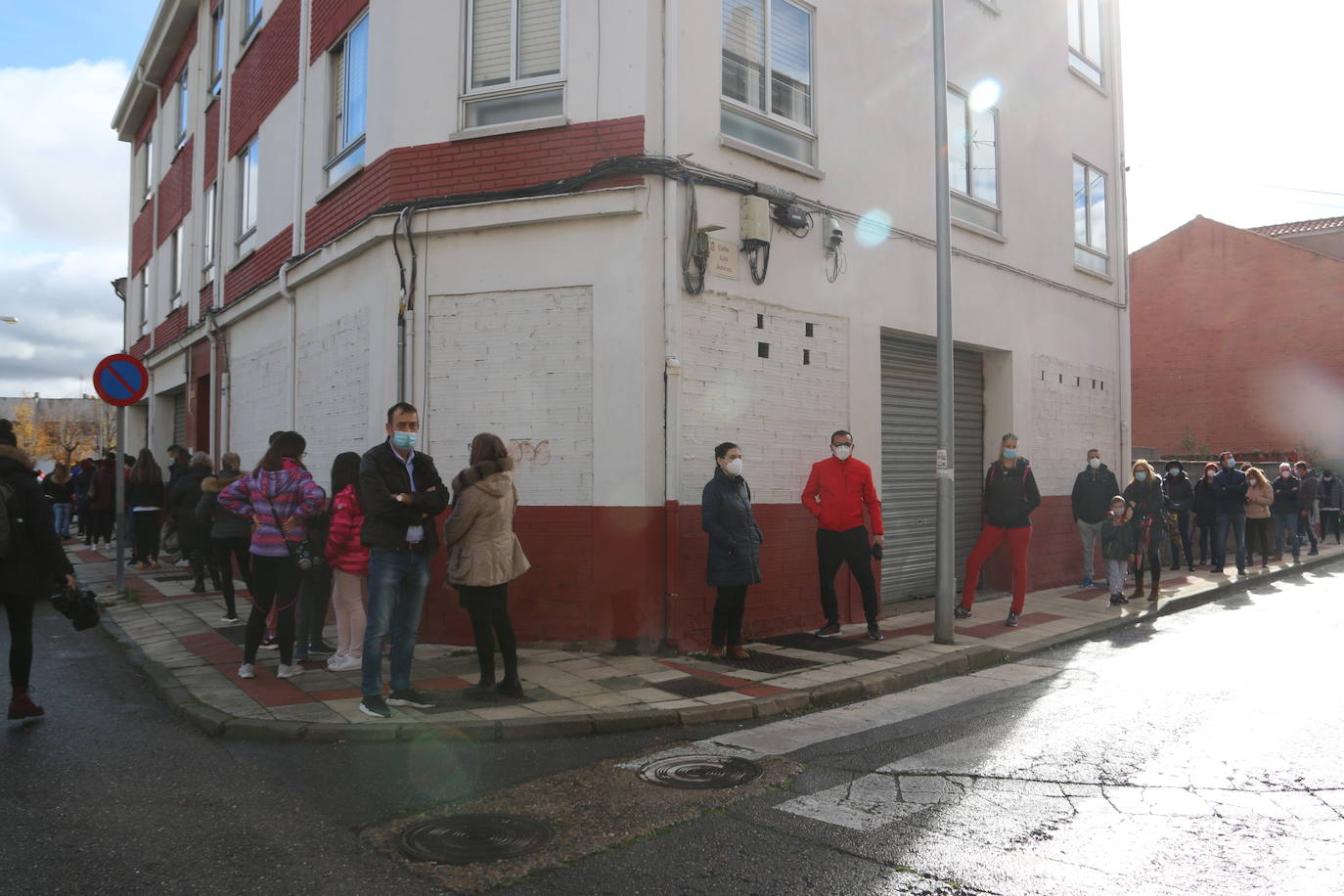 Miles de vecinos se han acercado en la primera jornada del cribado masivo para hacerse su prueba de antígenos.