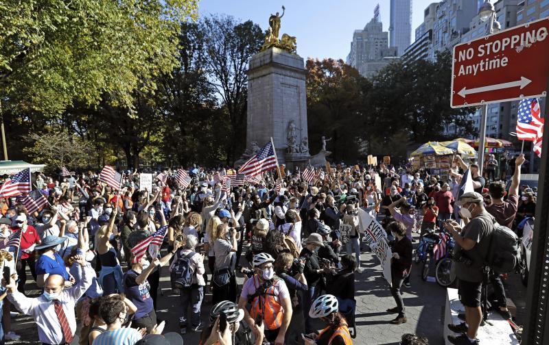 Miles de personas salen a la calle en Nueva York para celebrar el triunfo electoral de Joe Biden.