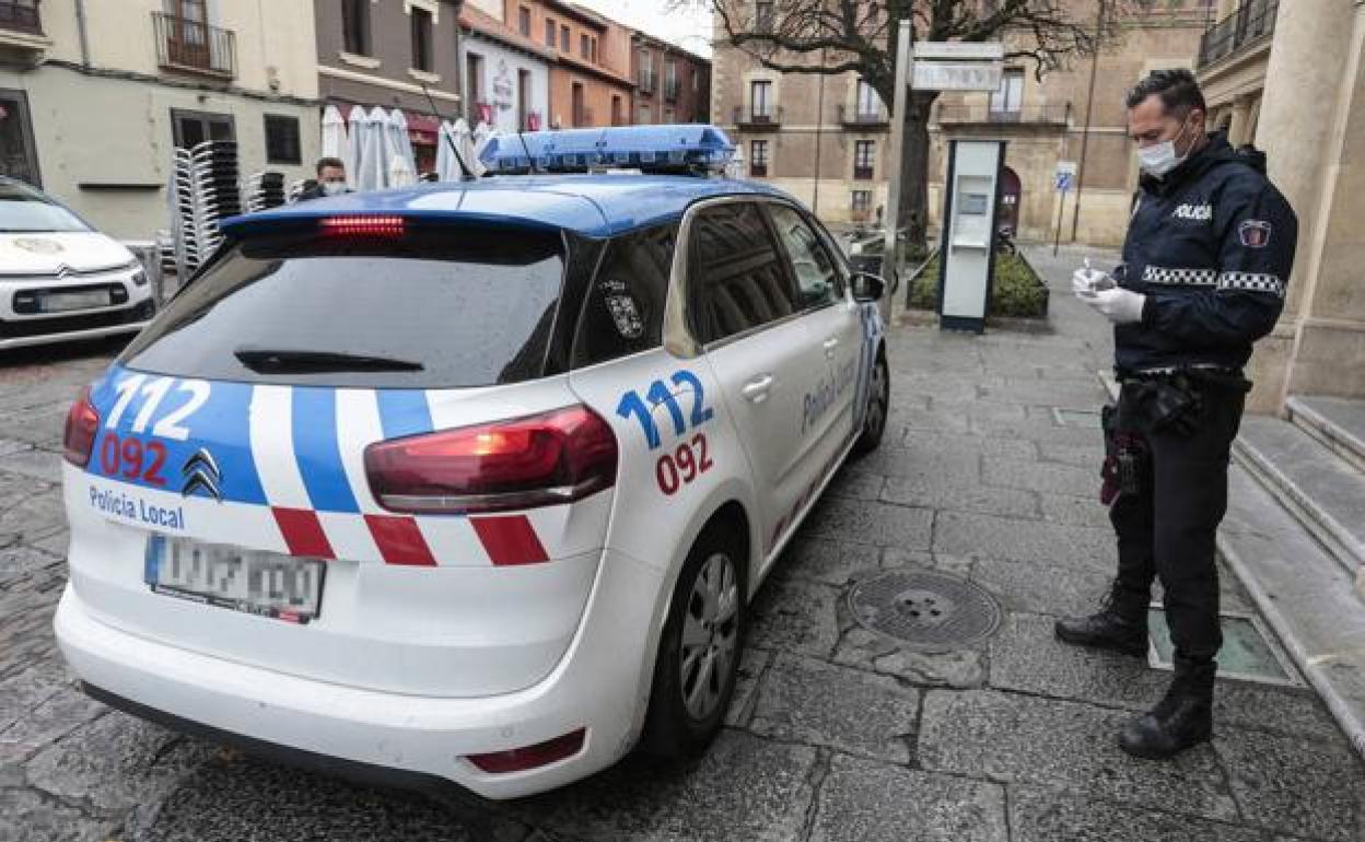 Un agente de la Policía Local de León en San Marcelo. 