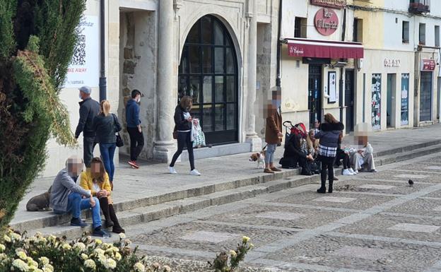 Imagen principal - Algunos de los instantes que se vieron en la plaza a lo largo de la jornada.