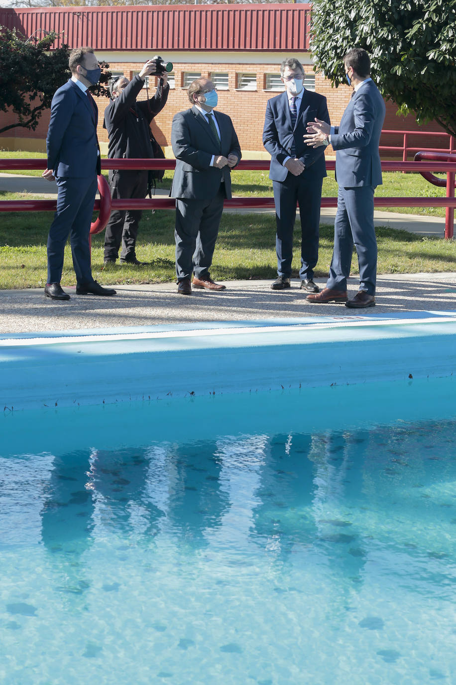 Fotos: El consejero de la Presidencia visita las inversione del Fondo de Cooperación Económica Local en La Bañeza