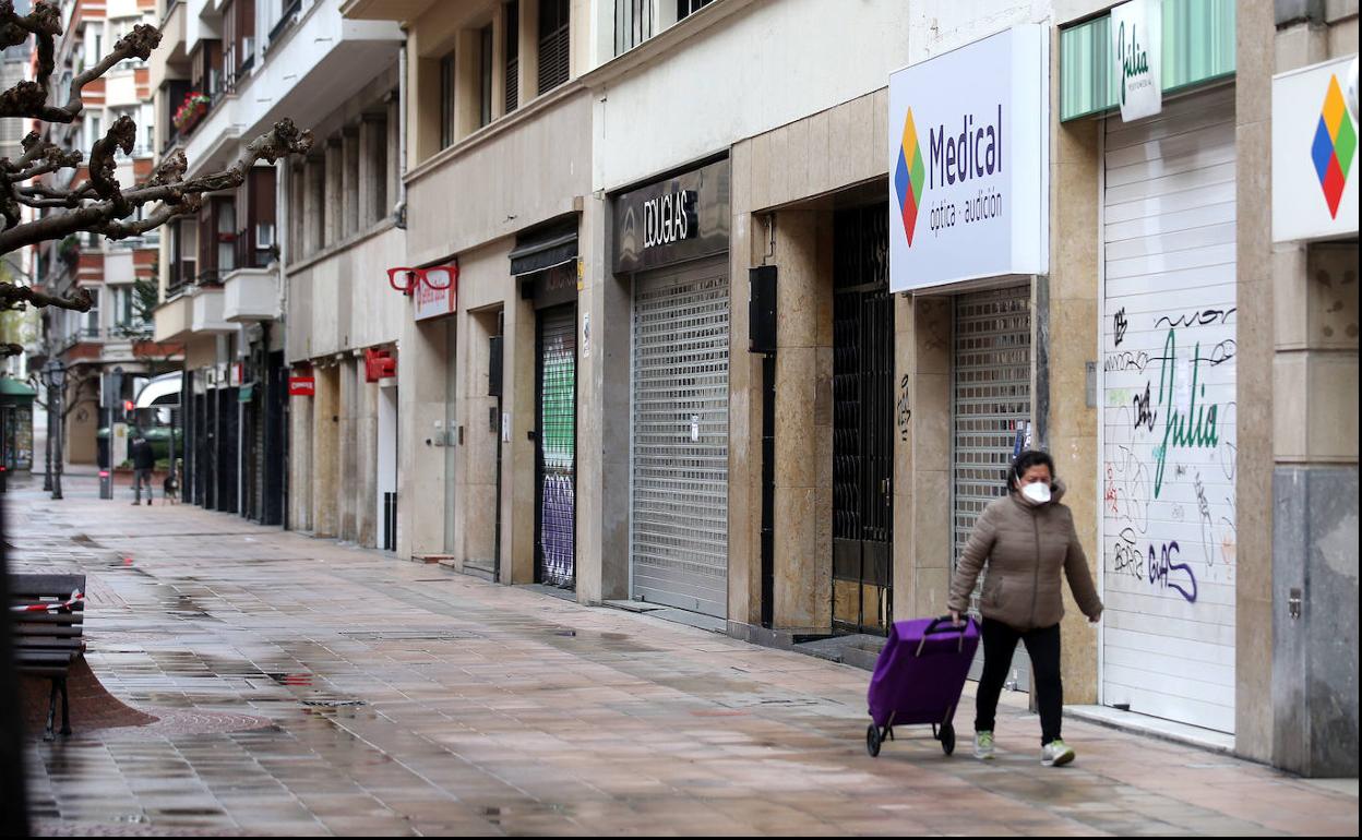 Comercios cerrados en el centro de Bilbao.