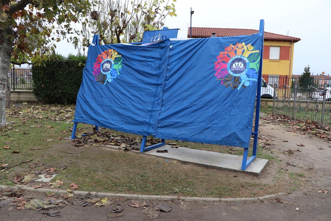 Inauguración del monolito con las piedras del 'Camino de la felicidad' en el parque de la Casa de Cultura de Villaobispo. 