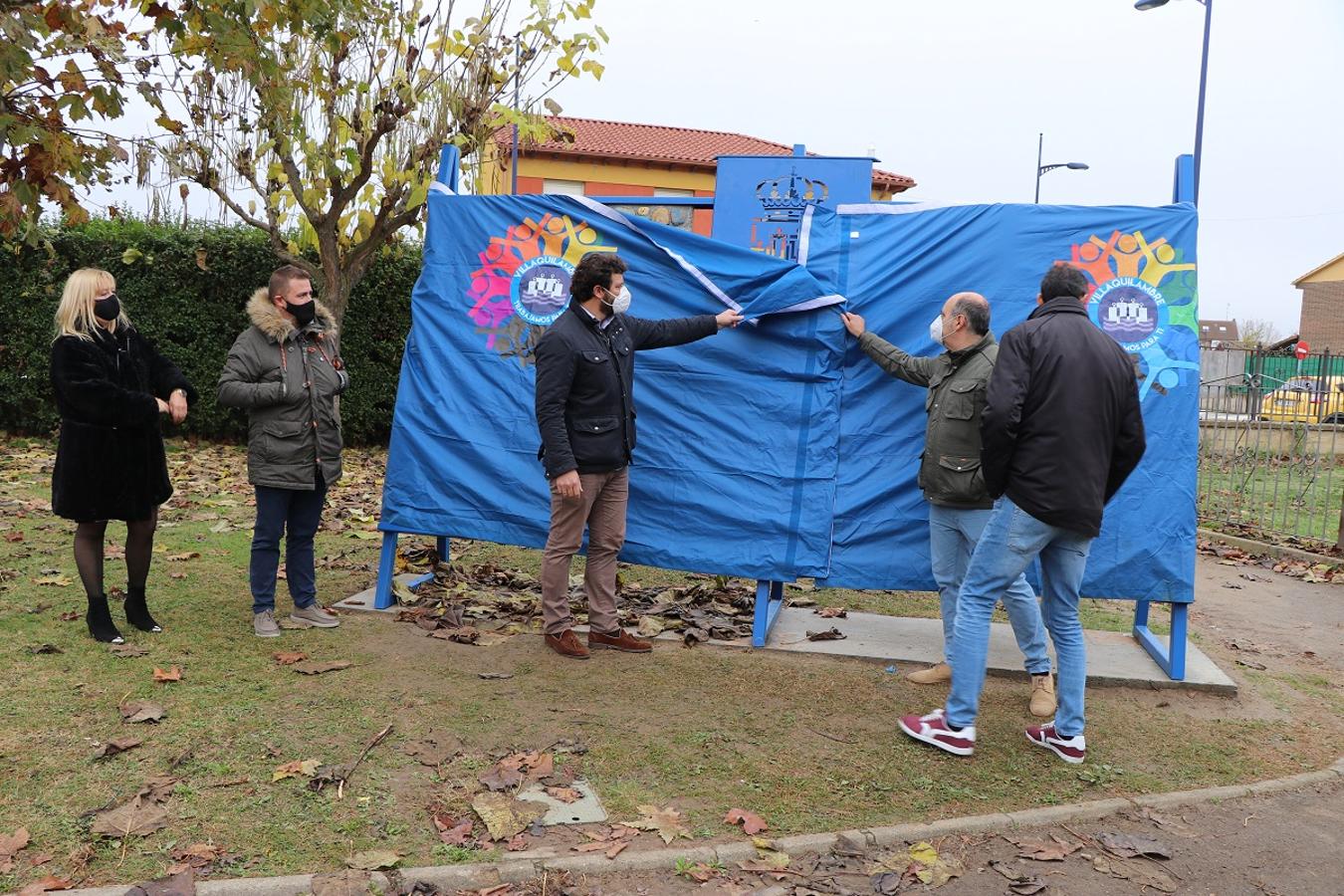 Inauguración del monolito con las piedras del 'Camino de la felicidad' en el parque de la Casa de Cultura de Villaobispo. 