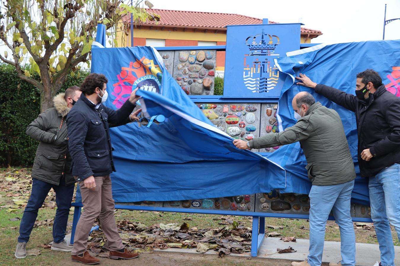 Inauguración del monolito con las piedras del 'Camino de la felicidad' en el parque de la Casa de Cultura de Villaobispo. 