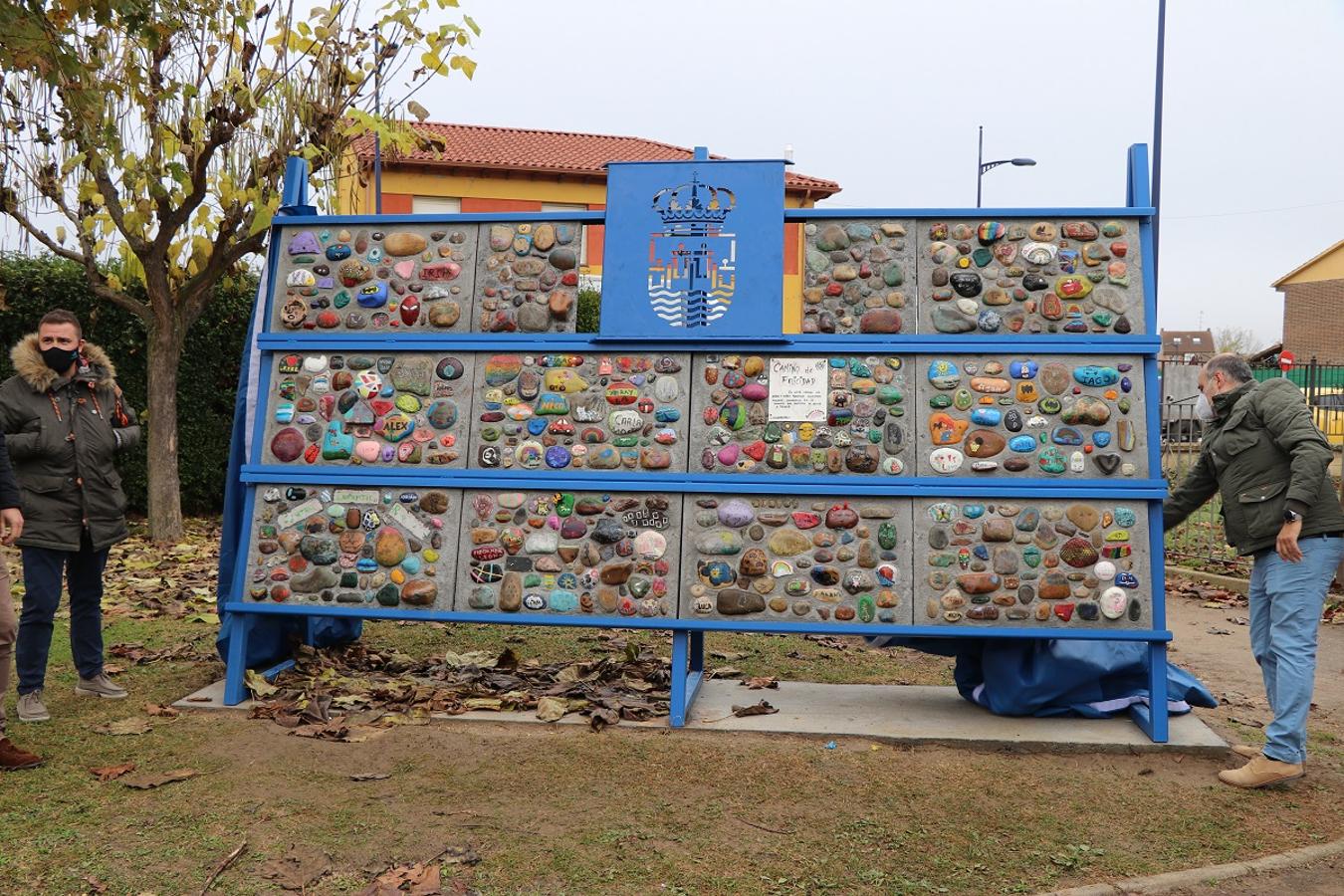 Inauguración del monolito con las piedras del 'Camino de la felicidad' en el parque de la Casa de Cultura de Villaobispo. 