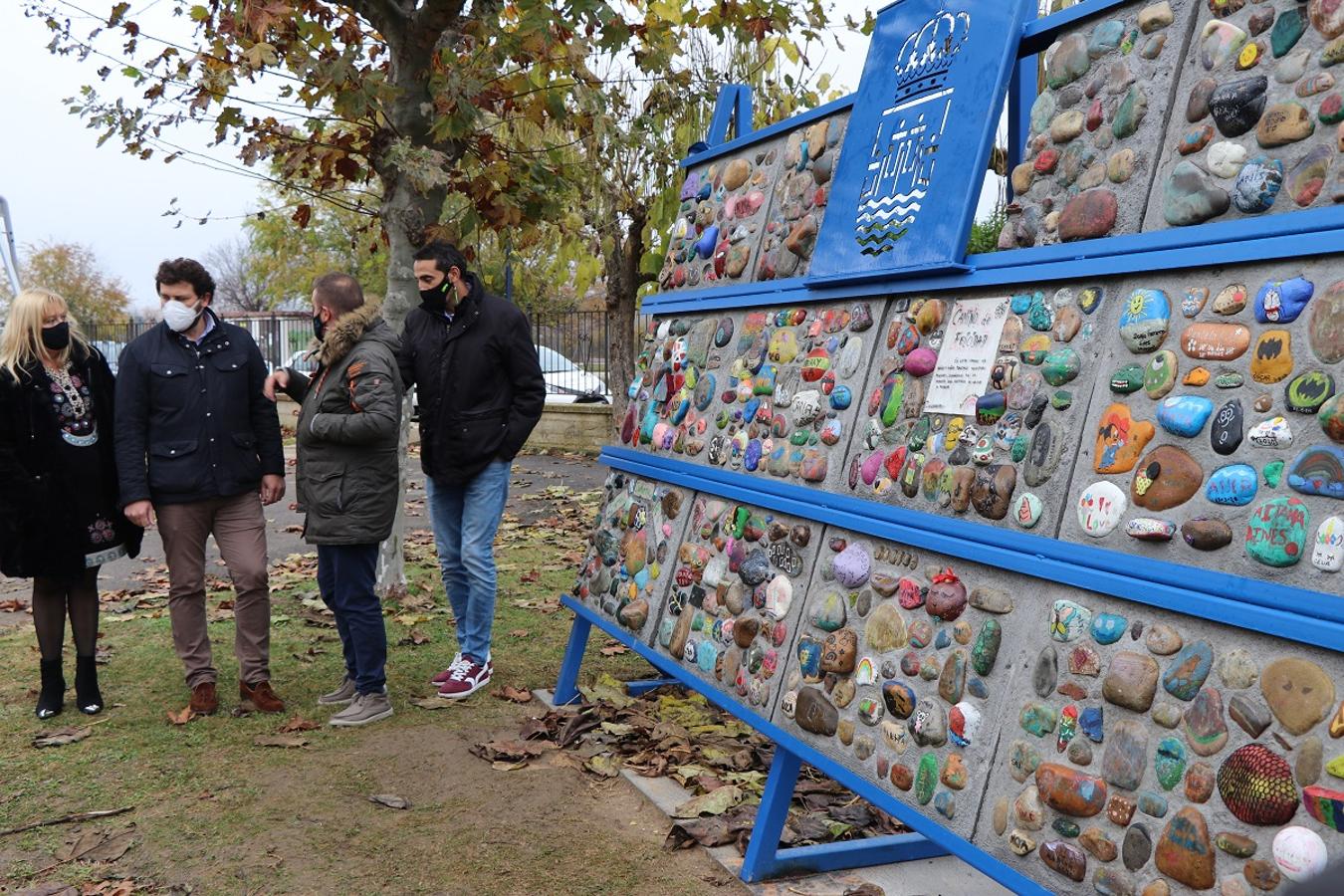 Inauguración del monolito con las piedras del 'Camino de la felicidad' en el parque de la Casa de Cultura de Villaobispo. 