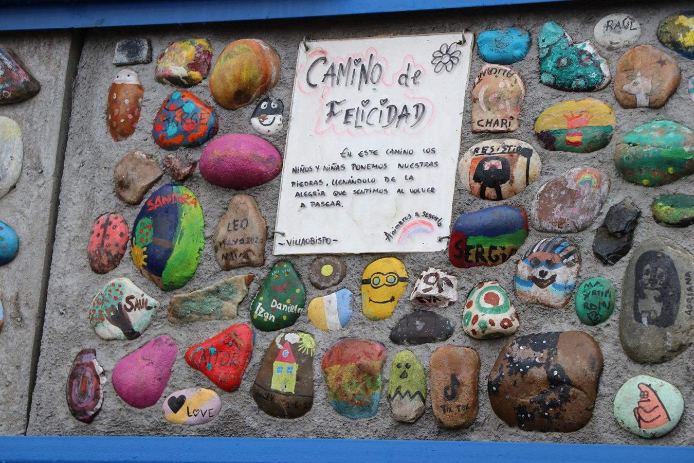 Inauguración del monolito con las piedras del 'Camino de la felicidad' en el parque de la Casa de Cultura de Villaobispo. 