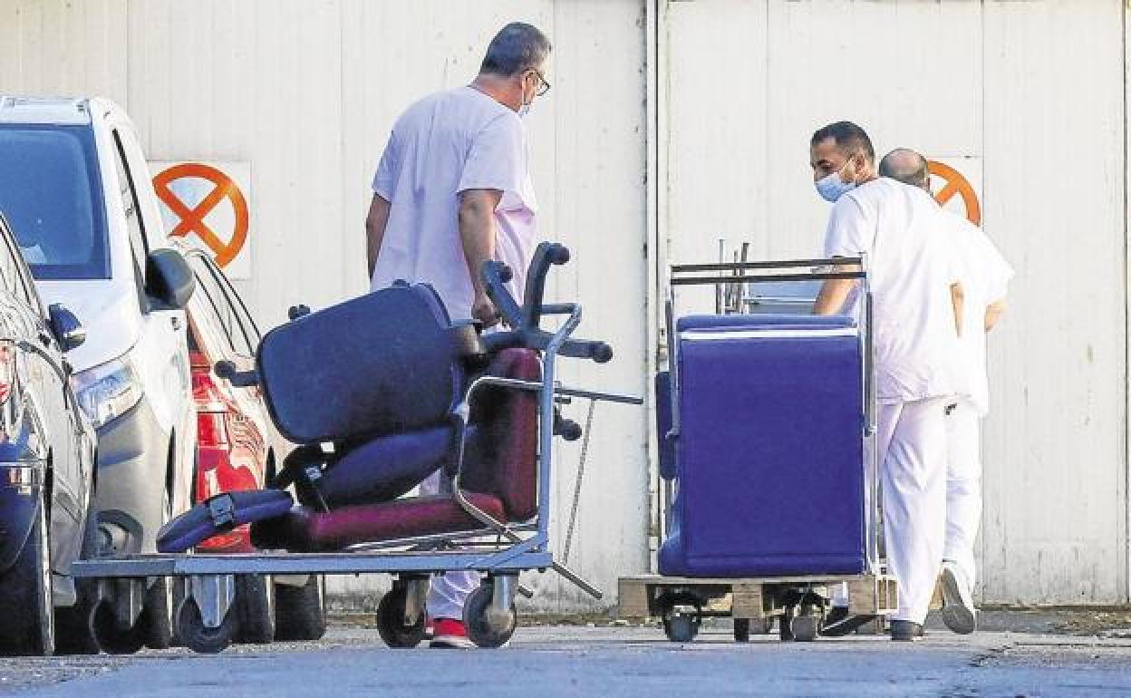 Personal sanitario transporta camas y sillas al edificio Rondilla, el antiguo hospital Río Hortega. 