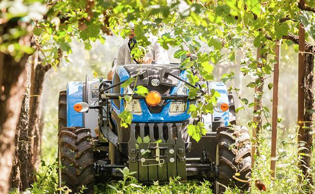 Tractor trabajando en el campo 