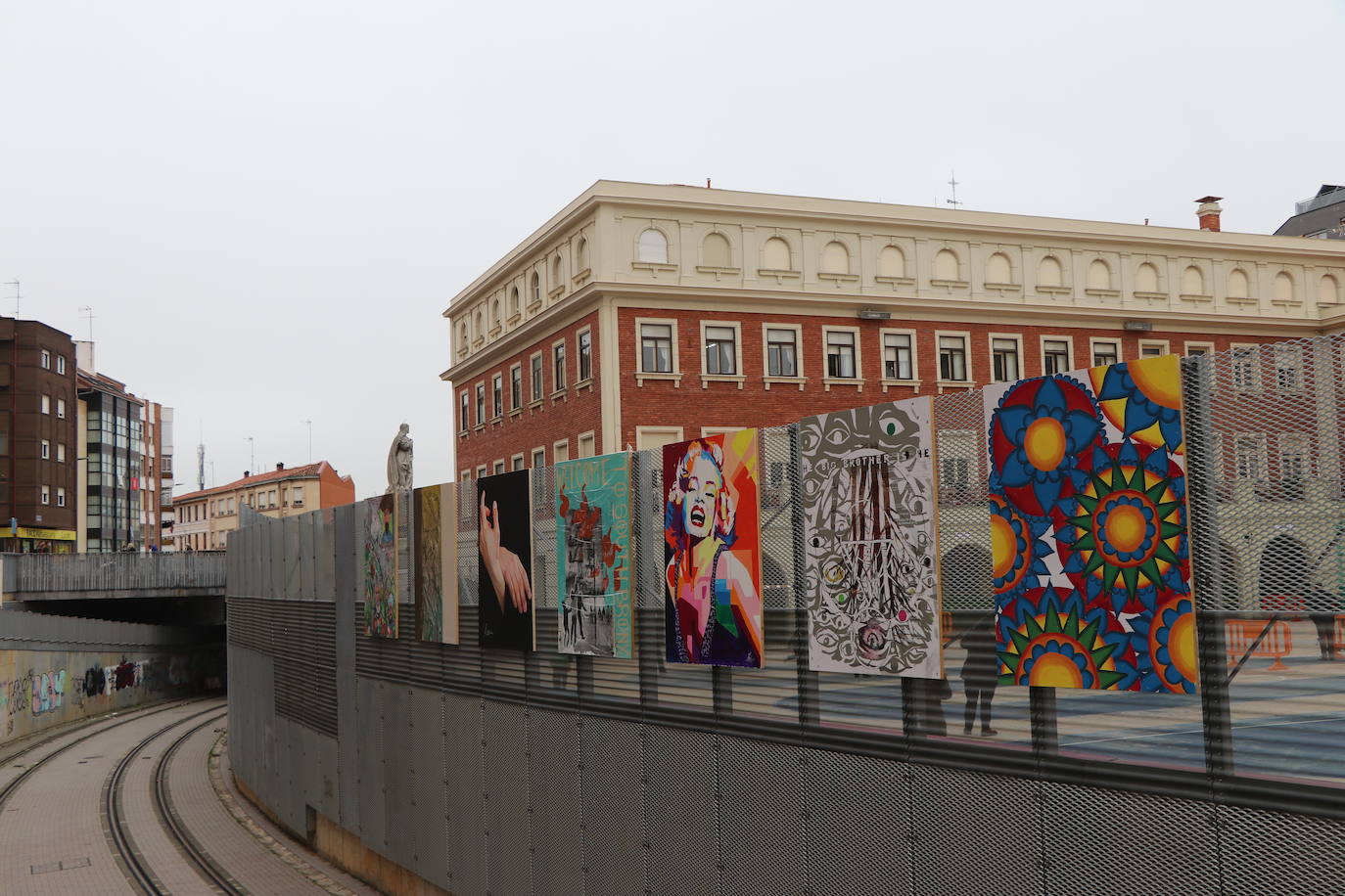 21 artistas leoneses han tirado de ingenio utilizando diferentes técnicas pictóricas para decorar la valla del colegio Maristas san José