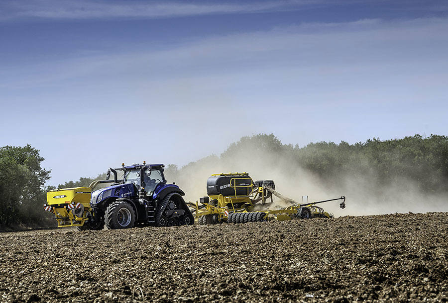 Tractor trabajando en el campo 