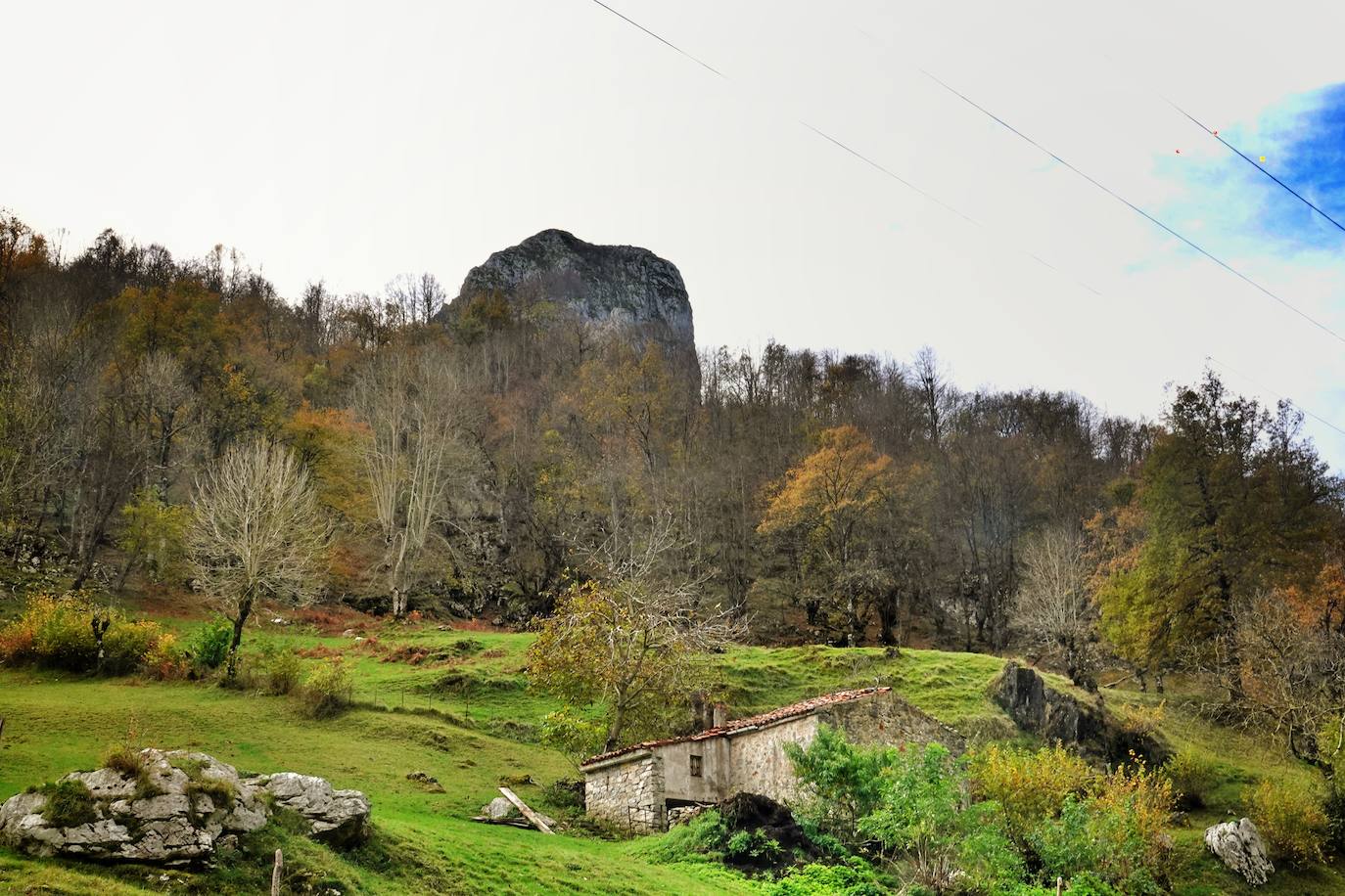 Los colores del otoño, e incluso el blanco de la nieve, ya han teñido los rincones de los Picos de Europa, uno de los lugares más imponentes de Asturias. En este espacio encontraremos las cumbres más altas de la Cordillera Cantábrica como la más emblemática: el Picu Urriellu o Naranjo de Bulnes con sus 2.519 metros de altitud. Un total de 67.127 hectáreas que conforman una de las mejores reservas mundiales de los ecosistemas ligados al bosque atlántico.