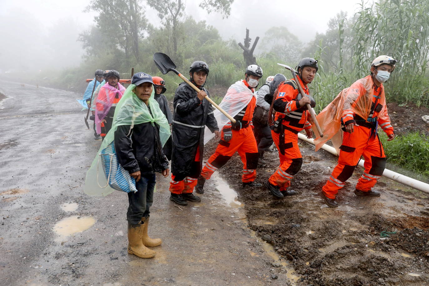 Rescatistas inician búsqueda de víctimas tras paso de Tormenta Eta, en San Cristóbal Verapaz.