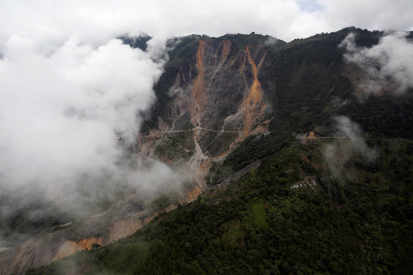 Una vista general muestra un deslizamiento de tierra, causado por las fuertes lluvias traídas por la tormenta Eta, cerca de la aldea de Chiyuc.