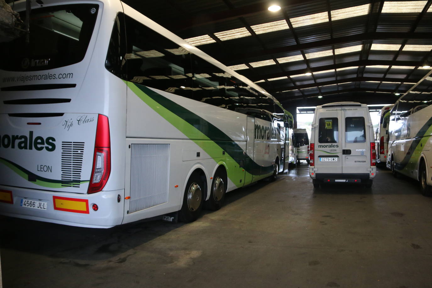 Para Juan Morales, dueño de autobuses Morales, contemplar toda su flota de vehículos dentro de la nave familiar no es precisamente un motivo de orgullo. Y es que estos autobuses, que deberían estar en ruta, han quedado paralizados por la pandemia que tantos sectores ha noqueado.