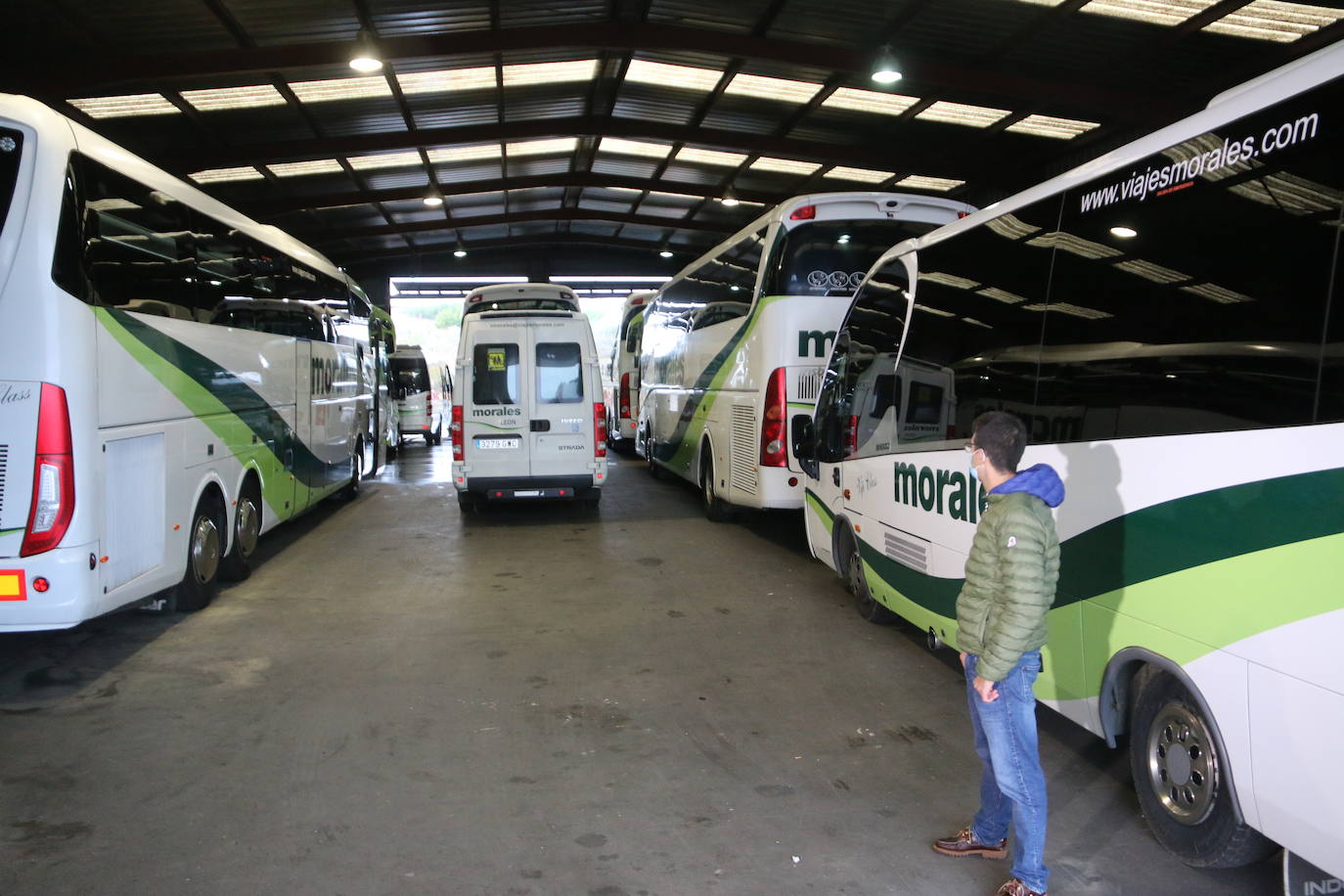 Para Juan Morales, dueño de autobuses Morales, contemplar toda su flota de vehículos dentro de la nave familiar no es precisamente un motivo de orgullo. Y es que estos autobuses, que deberían estar en ruta, han quedado paralizados por la pandemia que tantos sectores ha noqueado.