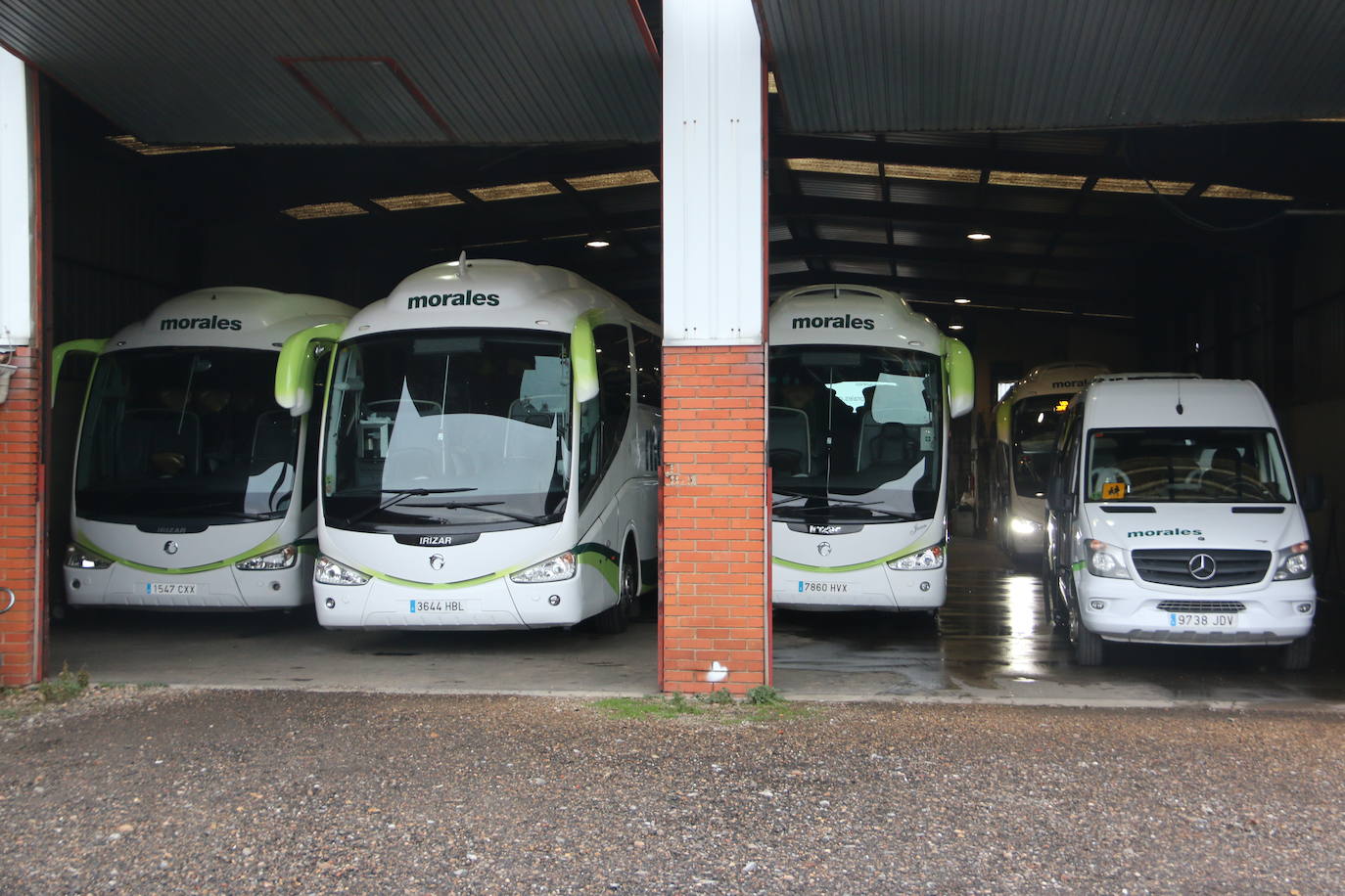 Para Juan Morales, dueño de autobuses Morales, contemplar toda su flota de vehículos dentro de la nave familiar no es precisamente un motivo de orgullo. Y es que estos autobuses, que deberían estar en ruta, han quedado paralizados por la pandemia que tantos sectores ha noqueado.