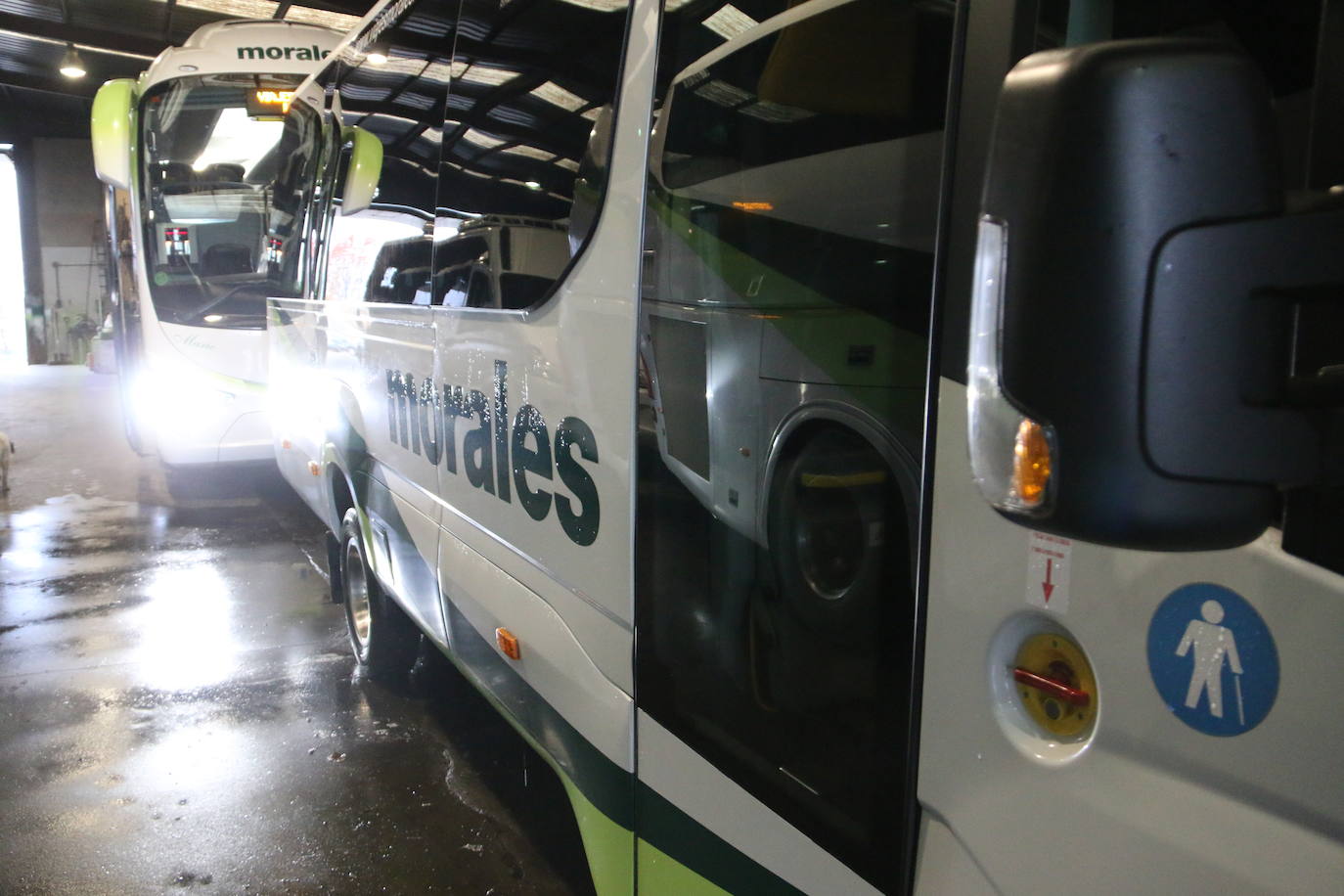 Para Juan Morales, dueño de autobuses Morales, contemplar toda su flota de vehículos dentro de la nave familiar no es precisamente un motivo de orgullo. Y es que estos autobuses, que deberían estar en ruta, han quedado paralizados por la pandemia que tantos sectores ha noqueado.