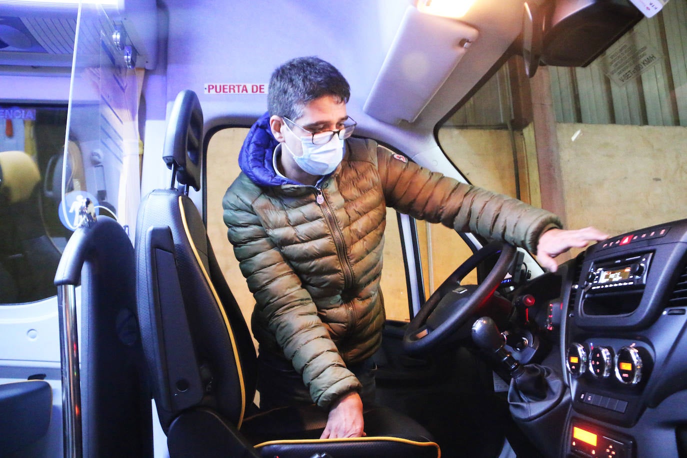 Para Juan Morales, dueño de autobuses Morales, contemplar toda su flota de vehículos dentro de la nave familiar no es precisamente un motivo de orgullo. Y es que estos autobuses, que deberían estar en ruta, han quedado paralizados por la pandemia que tantos sectores ha noqueado.